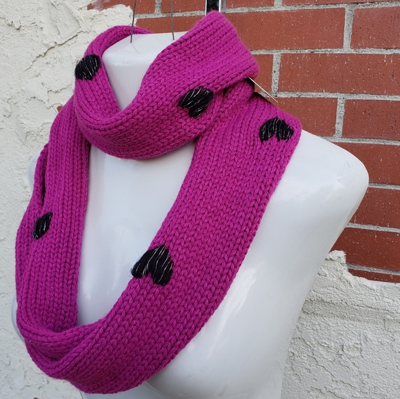NEW $26 women NORDSTROM knitted pink scarf hearts - Picture 5 of 11